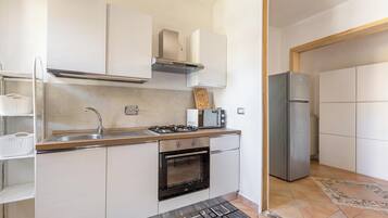 Kjøleskap, kokeplater og kaffetrakter/tekoker