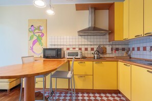 Réfrigérateur, four à micro-ondes, un four, surface de cuisson