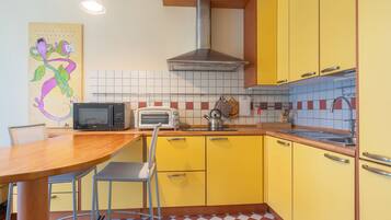 KĂŒhlschrank, Mikrowelle, Ofen, Herdplatte