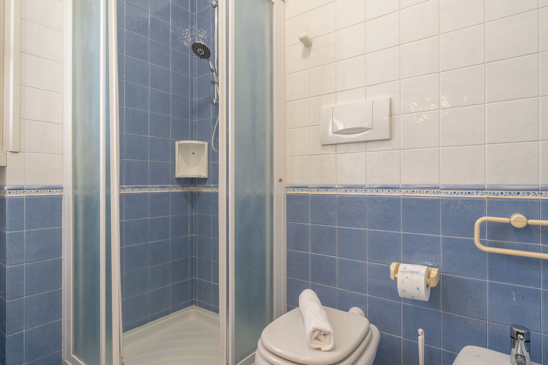 Dusj, hårføner, bidé og håndklær