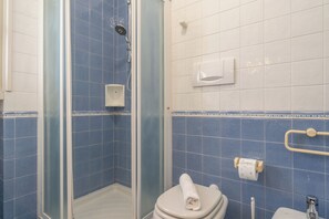 Shower, hair dryer, bidet, towels - La Baia di Parè - One Bedroom Apartment, Sleeps 4 (Valmadrera)