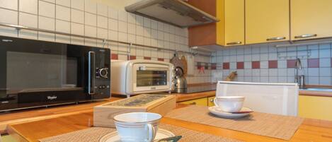 冷蔵庫、電子レンジ、オーブン、コンロ