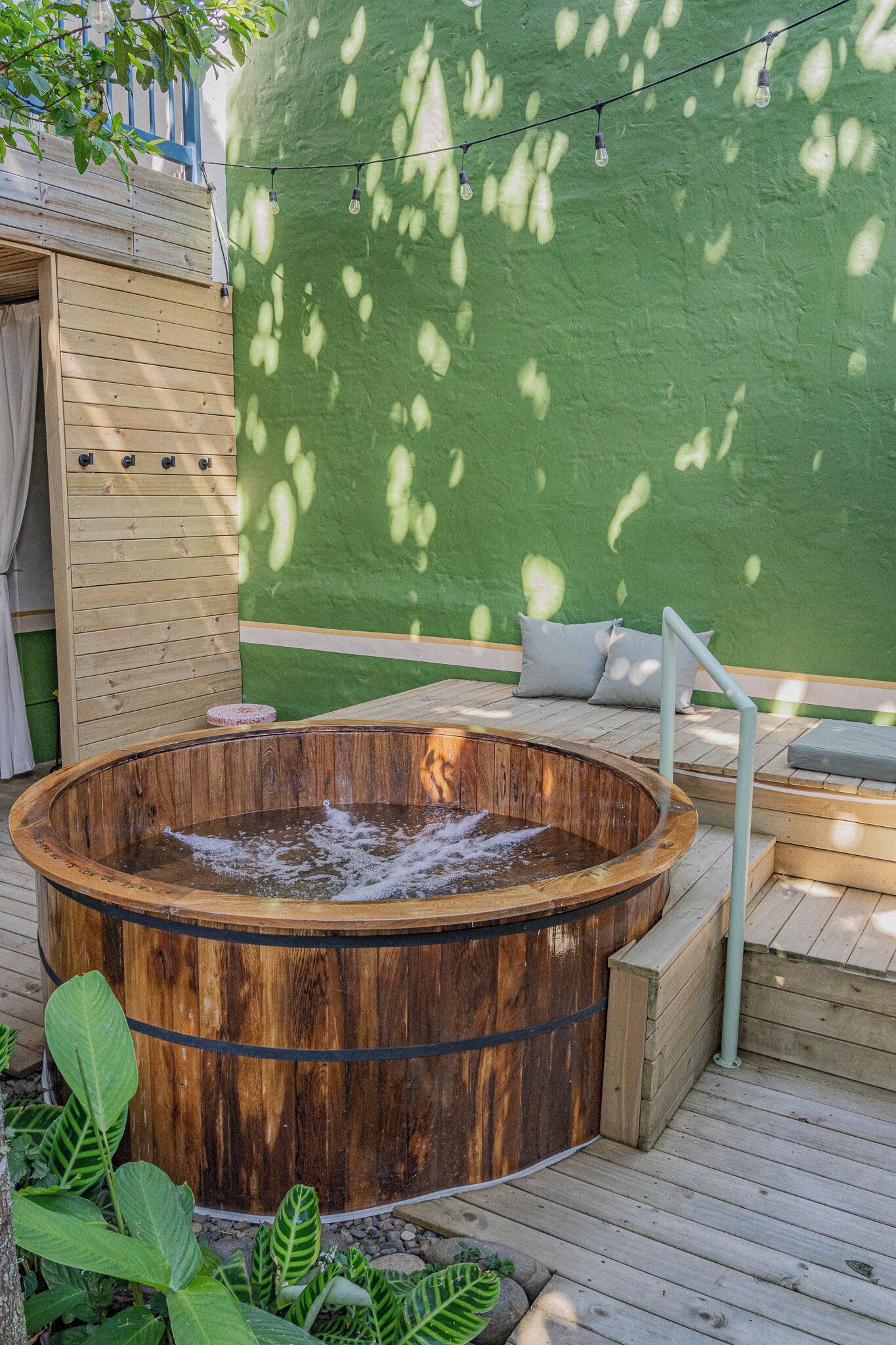 Outdoor spa tub