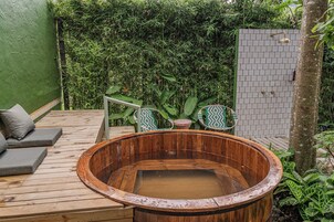 Bañera de hidromasaje al aire libre