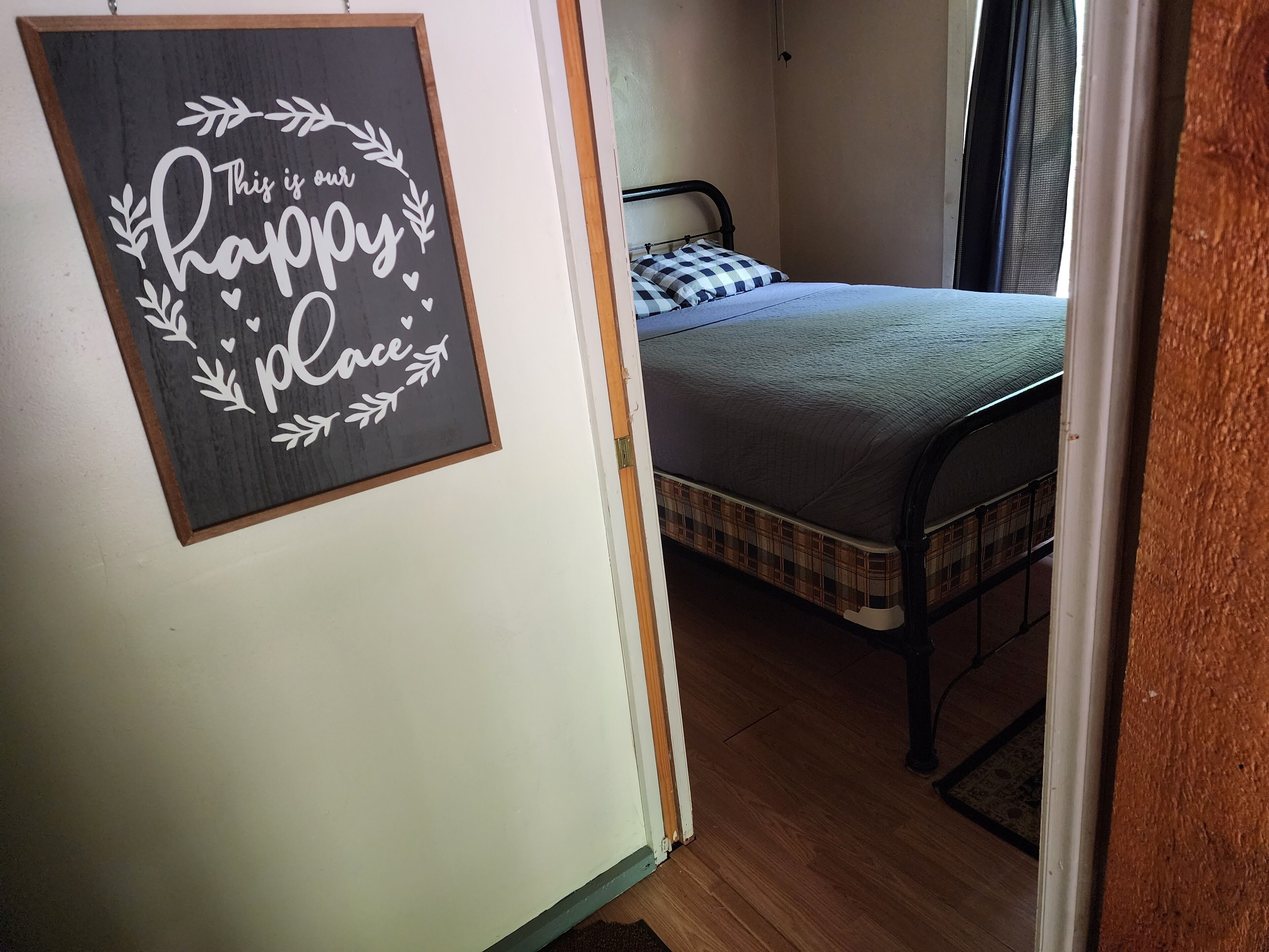 Une chambre à coucher avec un lit, un oreiller et un élément décoratif mural.
