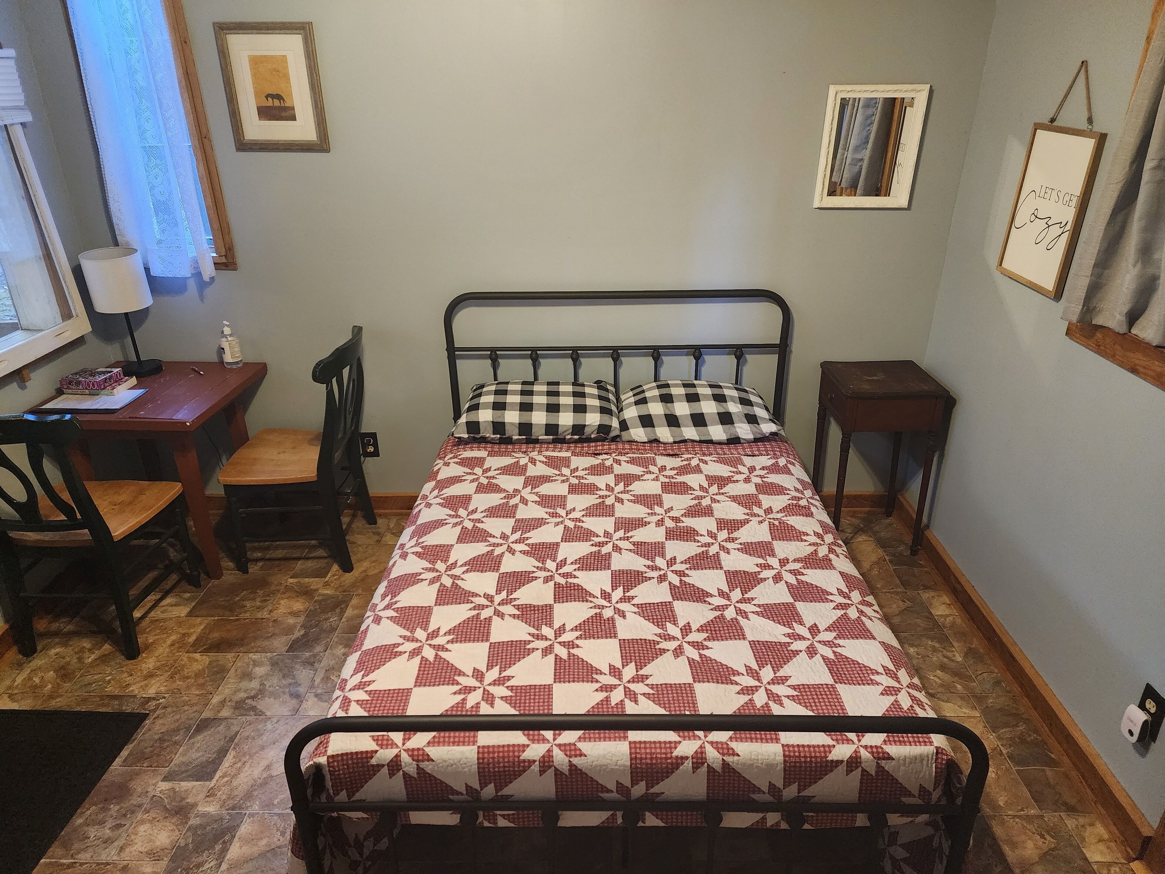 Une chambre à coucher avec un lit, un bureau et une chaise.