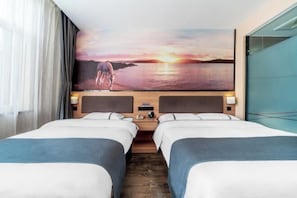 Habitación de hotel con dos camas, un mural grande de un atardecer sobre el agua y un cabecero de madera.