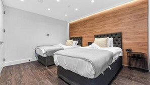 5 Schlafzimmer, Schreibtisch, Bügeleisen/Bügelbrett, Reisekinderbett