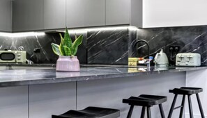 Kühlschrank, Mikrowelle, Ofen, Herdplatte