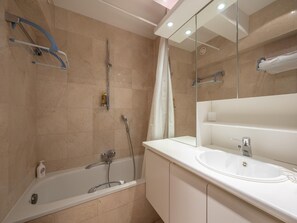 Apartment | Bathroom