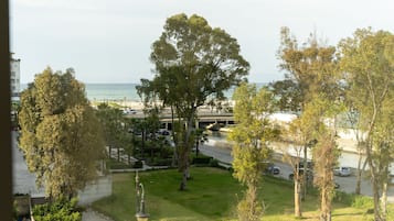 Caja de seguridad en la habitación y espacio para trabajar con laptop