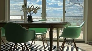 Comedor con vistas al océano a través de amplios ventanales.