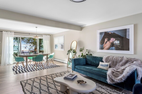 Téléviseur, foyer, livres, chaîne audio