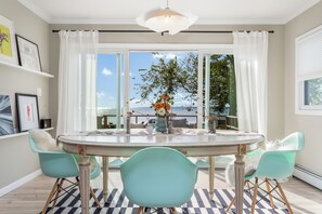 Dining - Waterfront Designer Retreat. Stunning Sunsets & Fire Pit. 5 Minutes to the Beach (Shirley)