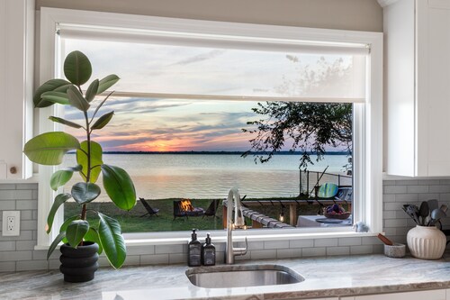 Waterfront Designer Retreat | Stunning Sunsets! 5 minutes to the beach!