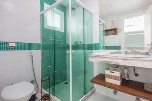 Villa | Bathroom | Shower, hair dryer, towels, toilet paper