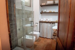 Dusche, Haartrockner, Bidet, Handtücher