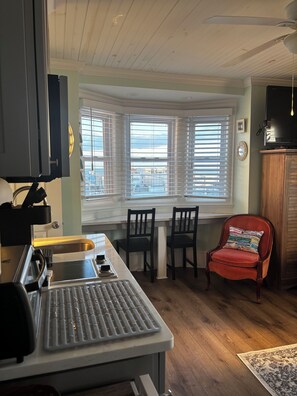 Réfrigérateur, micro-ondes, plaque de cuisson, cafetière/bouilloire