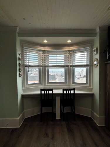 Sunny, cozy studio with ocean views in the heart of Ocean City NJ!