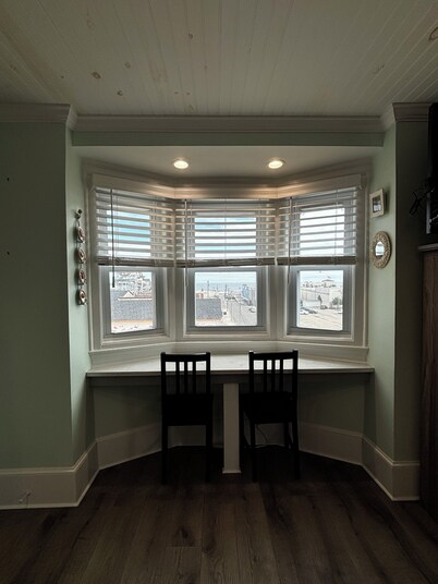 Sunny, cozy studio with ocean views in the heart of Ocean City NJ!