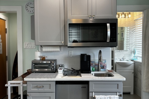 Køleskab, mikrobølgeovn, kogeplade, kaffe-/temaskine