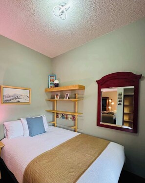 2 bedrooms, iron/ironing board, free WiFi, bed sheets - Relaxing Escape with Balcony Views and BBQ (Fernie)