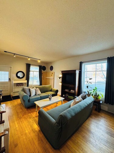 Relaxing Escape with Balcony Views and BBQ