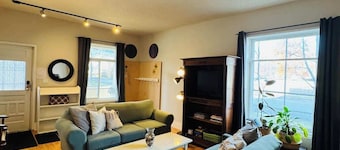Downtown Mountain View Escape • BBQ Deck