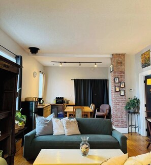 TV - Relaxing Escape with Balcony Views and BBQ (Fernie)