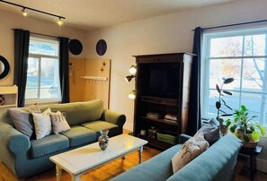 TV - Relaxing Escape with Balcony Views and BBQ (Fernie)