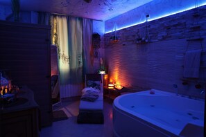 Dutxa, assecador de cabells, bidet i tovalloles