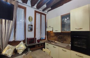 Fridge, microwave, oven, stovetop - SUITE HAVEN IN VENICE WITH PRIVATE SPA (Venezia)