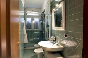 Shower, hair dryer, bidet, towels