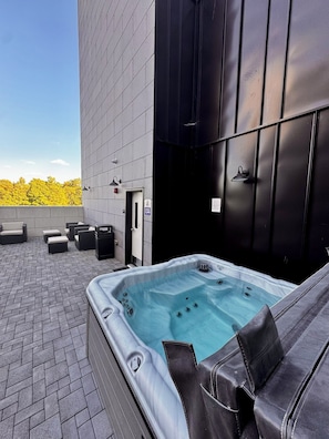 Terrace/patio - Perfect location!  Cozy 2-bdrm condo w/ ample living space right off of Mass St (Lawrence)