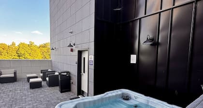 Perfect location! Cozy 2-bdrm condo w/ ample living space right off of Mass St