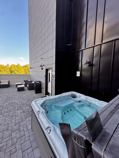 Perfect location! Cozy 2-bdrm condo w/ ample living space right off of Mass St