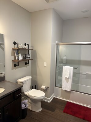 Suihku, hiustenkuivaaja, pyyhkeet, saippua