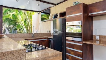 Basic Villa | Dapur peribadi | Peti sejuk, ketuhar gelombang mikro, ketuhar, dapur