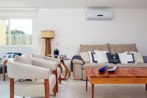 Deluxe House, 4 Bedrooms, Private Pool | Living area