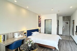 A modern hotel room with a bed, bedside table, and a desk with a chair. - Elong ME Hotel (Shijiazhuang Railway Station Xinshizhong Road) (Shijiazhuang)