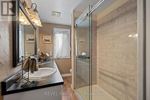 Douche, séchoir à cheveux, serviettes fournies, savon