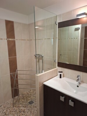 Douche, savon, papier toilette