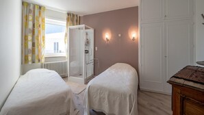 A bedroom with two beds, a walk-in closet, and a shower. - Family Comfort Near Beach (Knokke-Heist)