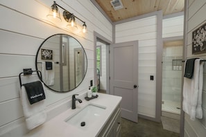 Regadera, amenidades de baño ecológicas, secadora de cabello, toallas