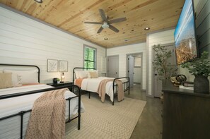 2 Schlafzimmer, Reisekinderbett, kostenloses WLAN, Bettwäsche