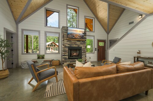 New Family Cabin/Foosball/Hot Tub/Fireplace/Fire Pit/50+ Classic Game Console