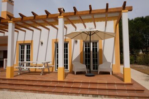 Outdoor dining - UA 25- Pine Villa (Alcácer do Sal)