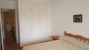 2 bedrooms, iron/ironing board, bed sheets