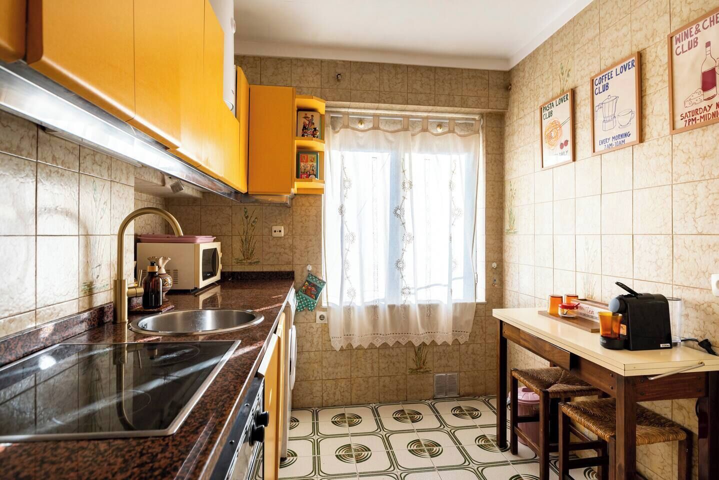 Coffee/tea maker, fridge, microwave, stovetop