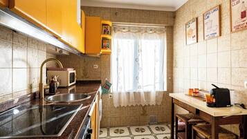 Coffee/tea maker, fridge, microwave, stovetop